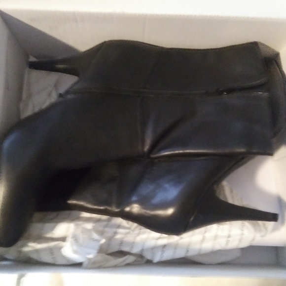 Black also boots never been worn. - Picture 3 of 5